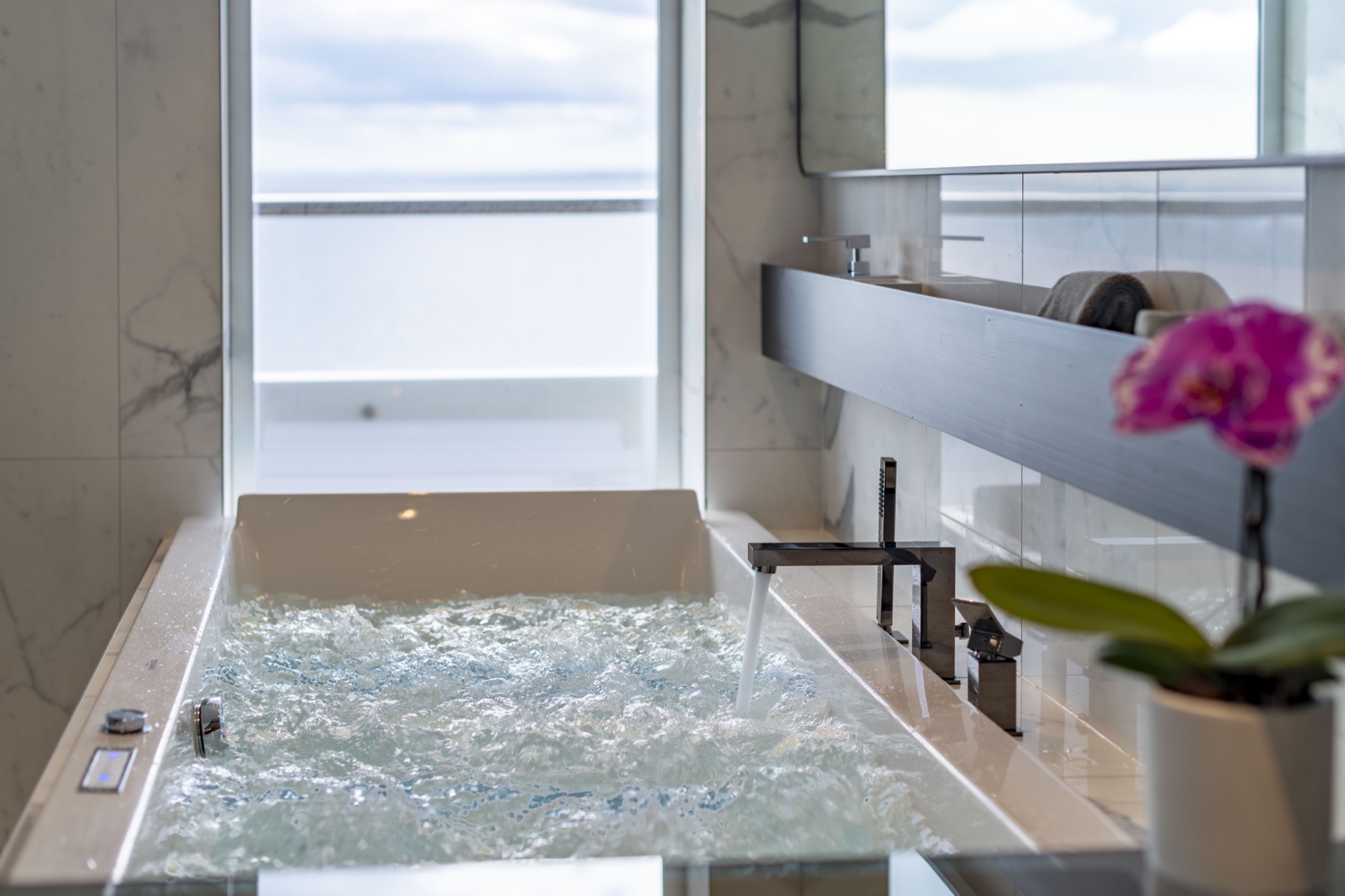 Scenic Eclipse Spa Suite Spa Bath.jpg